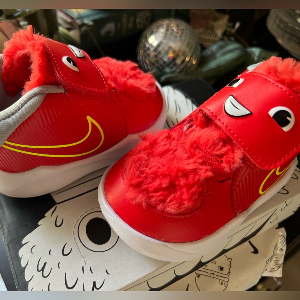 *Limited Edition* Nike Team Hustle toddler sneakers - Picture 6 of 11